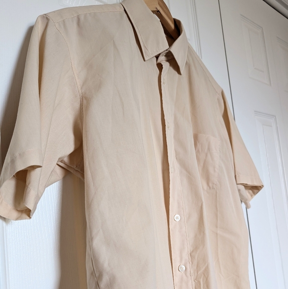 Vintage Other - Vtg Beige Short Sleeve Shirt. Men's Size L fit.